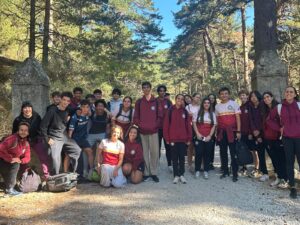 Alumnos de LMI College junto a los mojones de piedra que marcan el inicio de la Calzada Romana en las Dehesas de Cercedilla