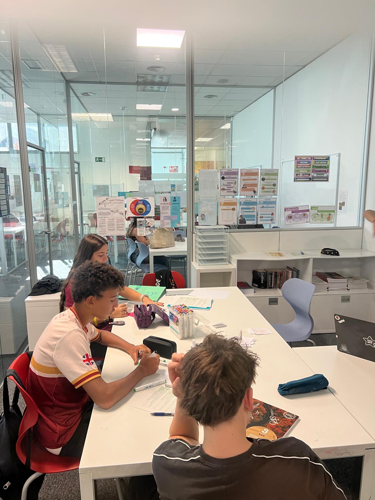 Alumnos de LMI College repasando en grupo con sus apuntes durante la preparación de los Mid Term Exams